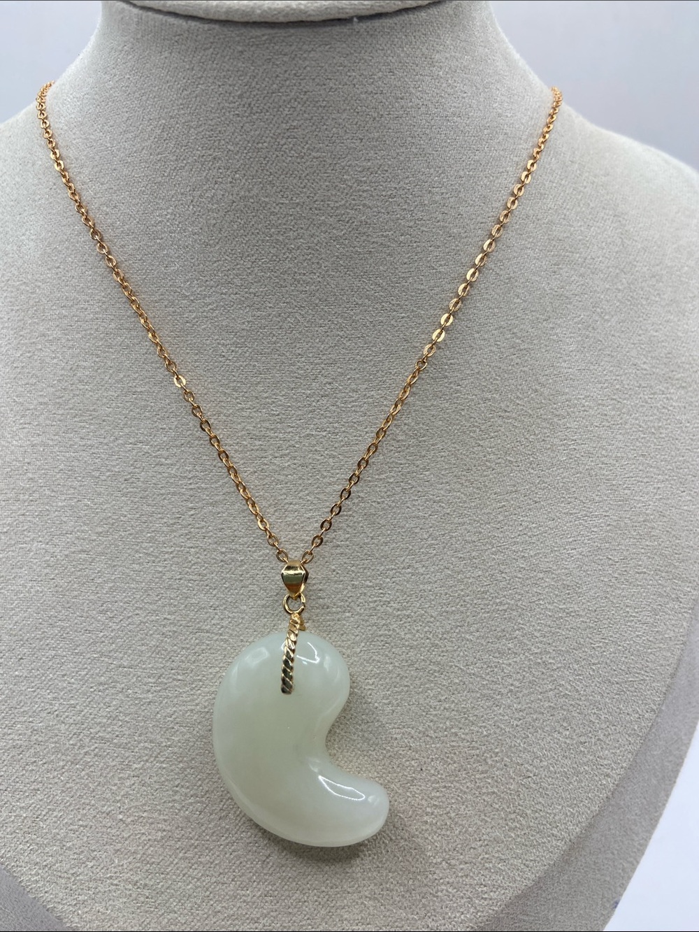 14KP Crescent White Jade Magatama Pendant Necklace 18” Chain Vintage Collectible